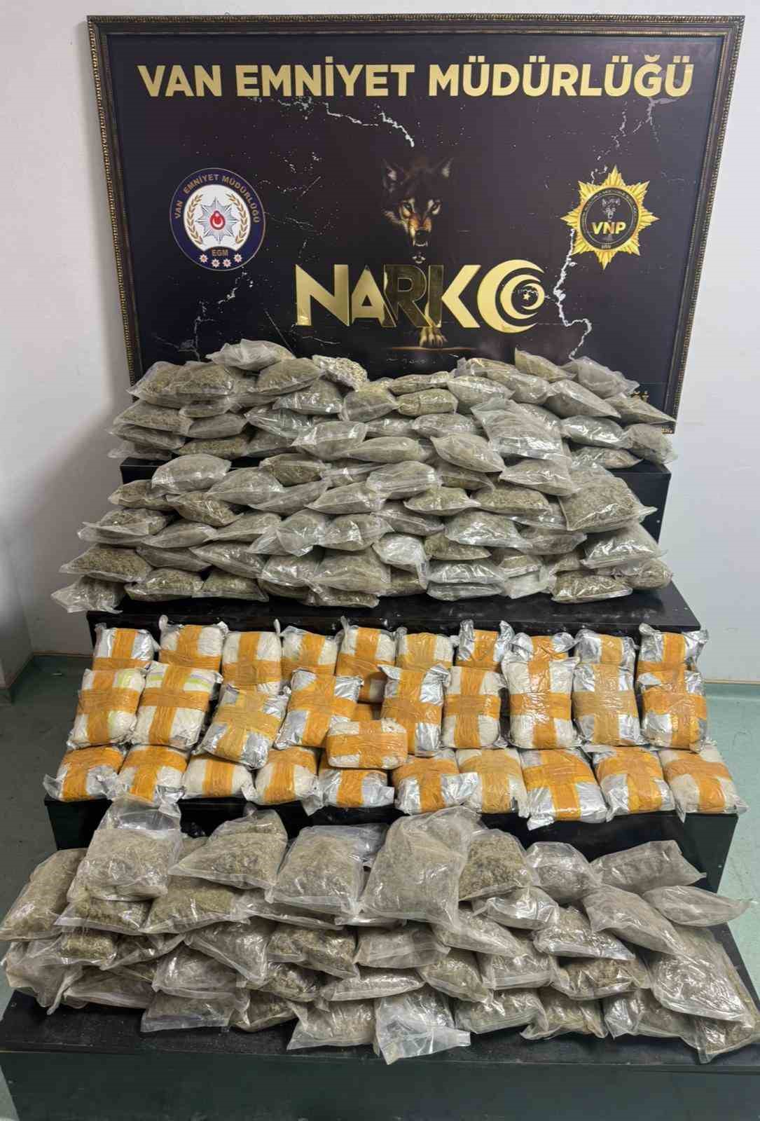 Van’da 134 kilo uyuşturucu ele geçirildi 5 vanda 134 kilo uyusturucu ele gecirildi 1 pV8QdrEX
