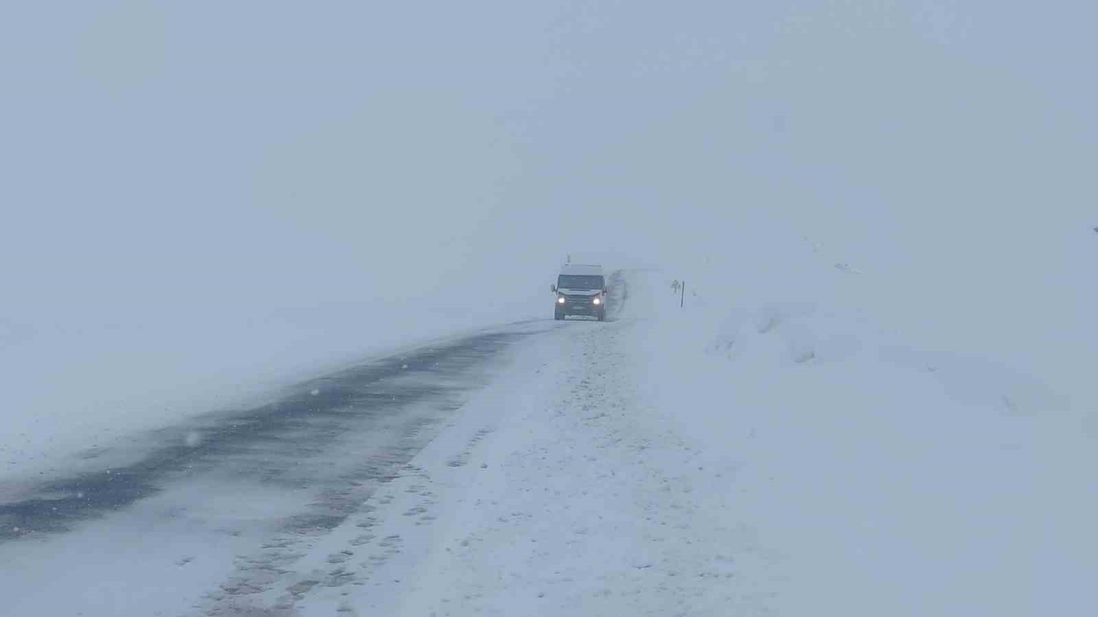 vanda 28 yerlesim yerinin yolu ulasima kapandi 3 DUwCnljg