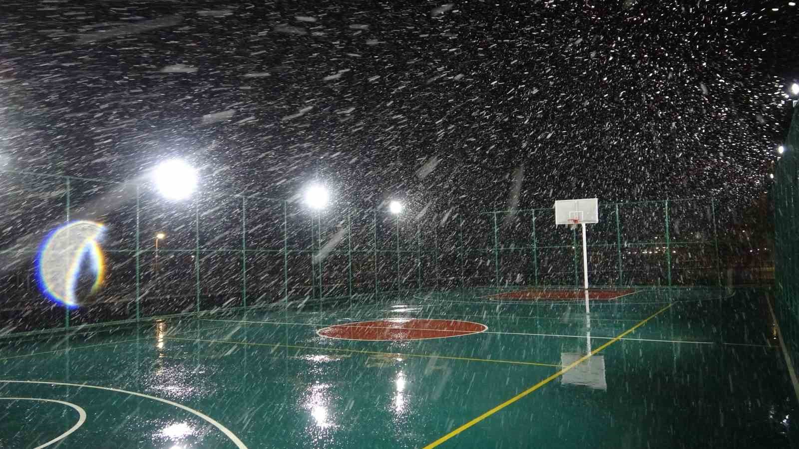 vanda 390 yerlesim yerinin yolu kardan kapandi 8 UecyBlXi