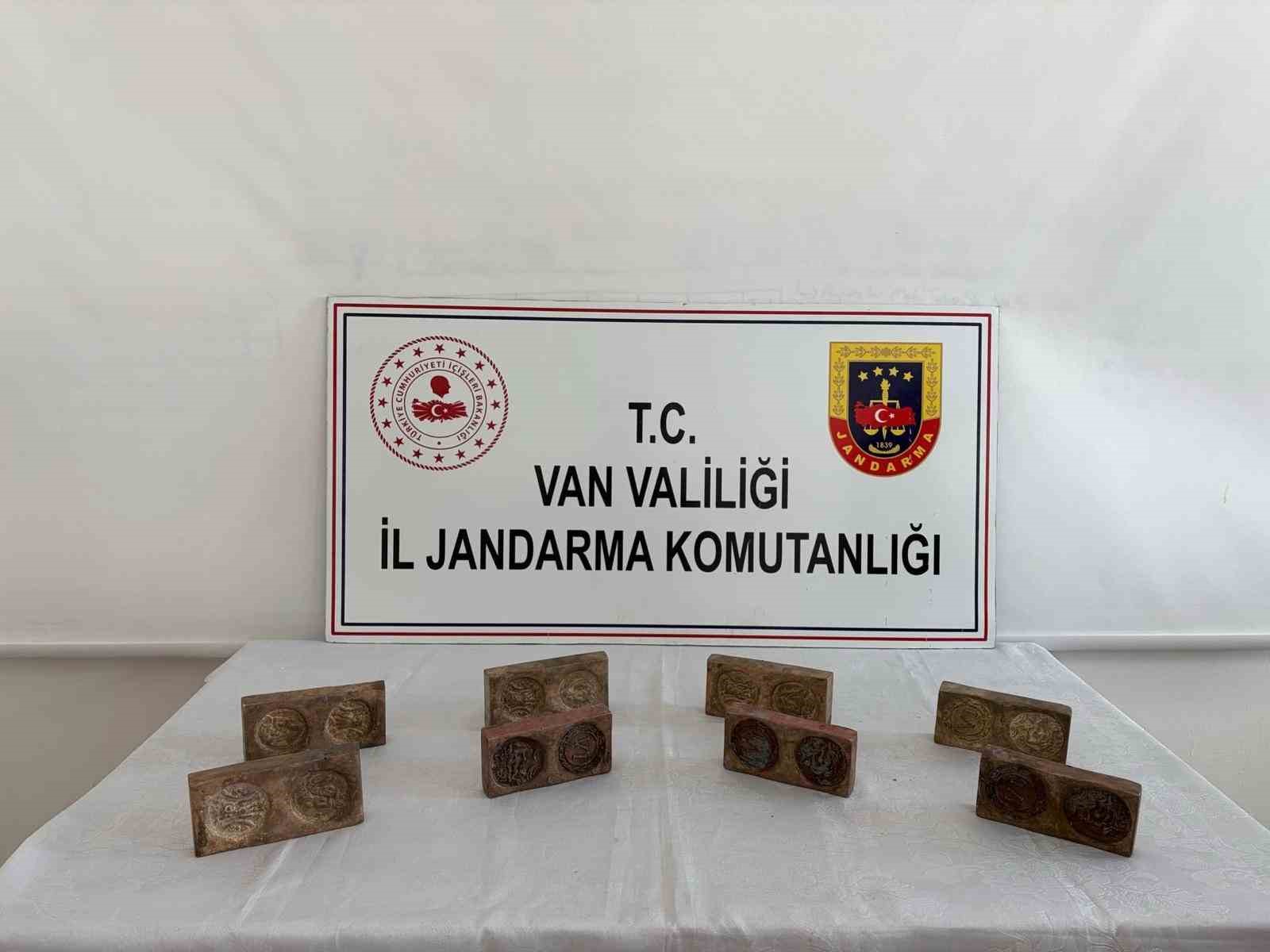 Van’da altın hammaddeli tarihi eser operasyonu: 3,5 milyon liralık eser ele geçirildi 4 vanda altin hammaddeli tarihi eser operasyonu 35 milyon liralik eser ele gecirildi 0 2uju6DpH