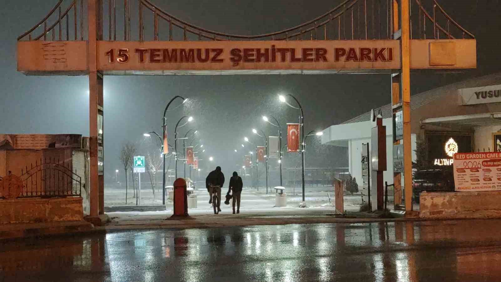 vanda beklenen kar geldi kent merkezi beyaza burundu 14 3fsZiZKy