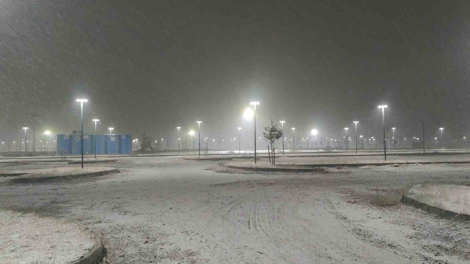 vanda beklenen kar geldi kent merkezi beyaza burundu 9 2t66OfUL