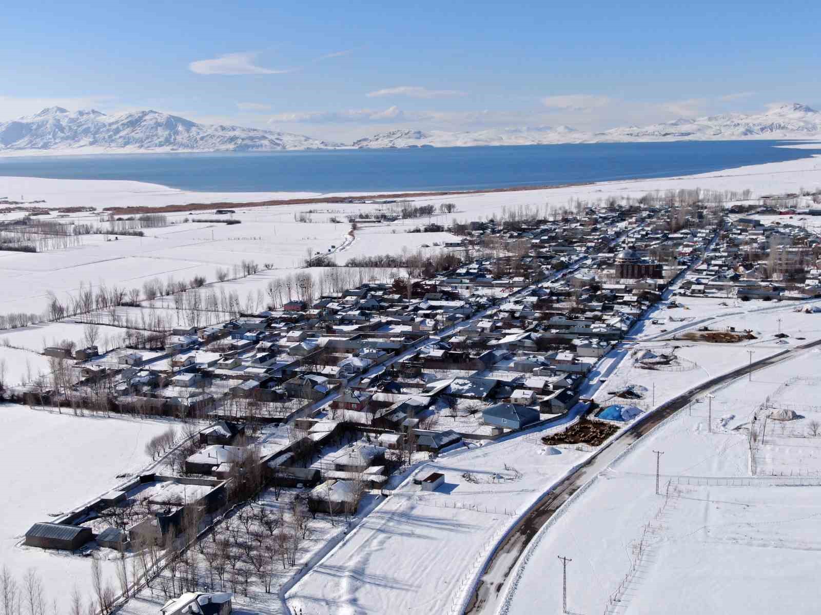 Van’da beyaz esaret görsel şölene dönüştü: Yerleşim yerleri beyaz gelinliğini giydi 4 vanda beyaz esaret gorsel solene donustu yerlesim yerleri beyaz gelinligini giydi 0