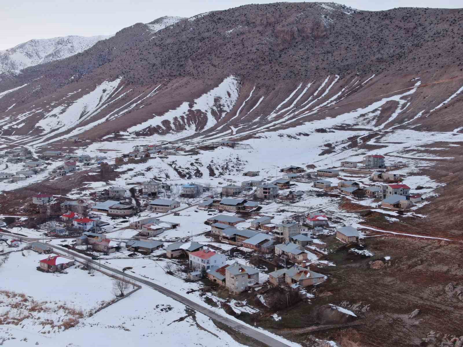Van’da beyaz esaret görsel şölene dönüştü: Yerleşim yerleri beyaz gelinliğini giydi 5 vanda beyaz esaret gorsel solene donustu yerlesim yerleri beyaz gelinligini giydi 1 bvVTj4d3