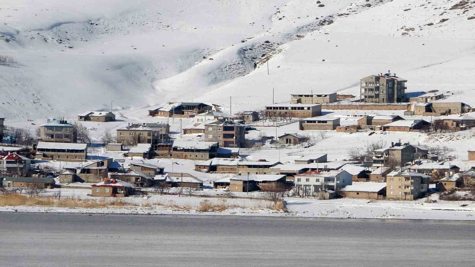 Van’da beyaz esaret görsel şölene dönüştü: Yerleşim yerleri beyaz gelinliğini giydi 7 vanda beyaz esaret gorsel solene donustu yerlesim yerleri beyaz gelinligini giydi 3