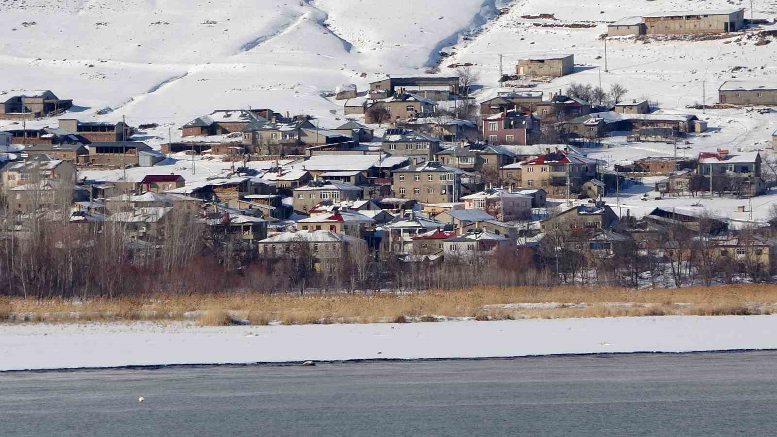 Van’da beyaz esaret görsel şölene dönüştü: Yerleşim yerleri beyaz gelinliğini giydi 8 vanda beyaz esaret gorsel solene donustu yerlesim yerleri beyaz gelinligini giydi 4 Xc12rbft