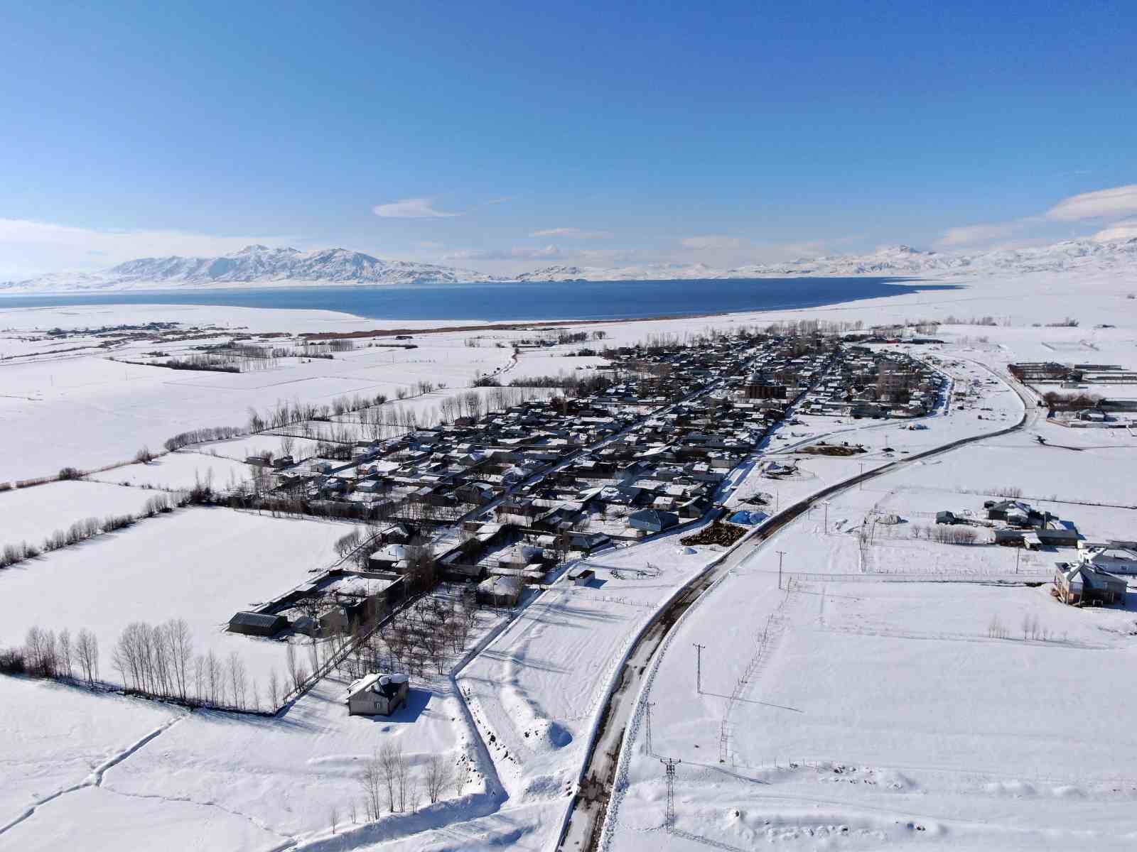 Van’da beyaz esaret görsel şölene dönüştü: Yerleşim yerleri beyaz gelinliğini giydi 10 vanda beyaz esaret gorsel solene donustu yerlesim yerleri beyaz gelinligini giydi 6 tR4DANhW