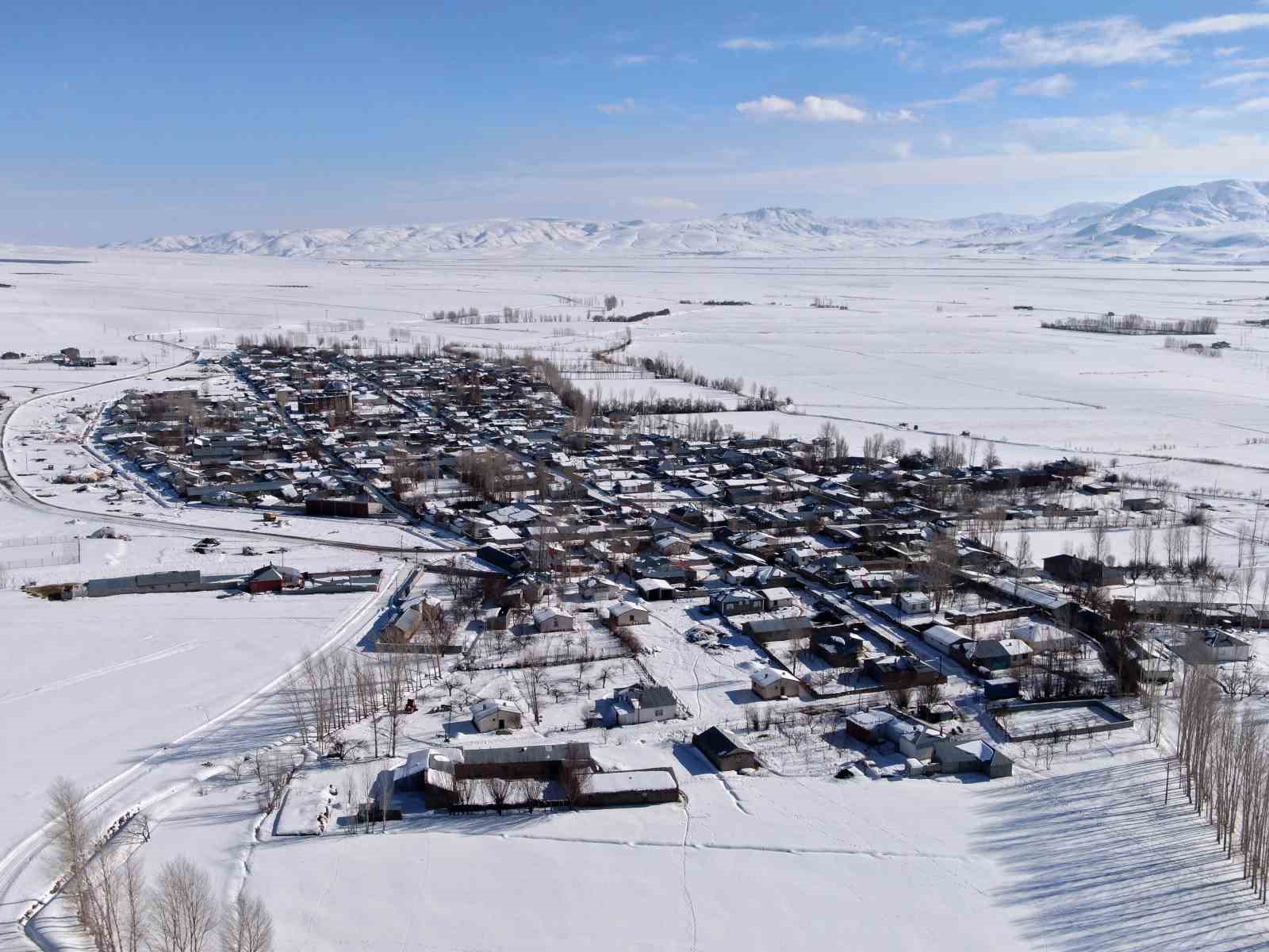 Van’da beyaz esaret görsel şölene dönüştü: Yerleşim yerleri beyaz gelinliğini giydi 11 vanda beyaz esaret gorsel solene donustu yerlesim yerleri beyaz gelinligini giydi 7 TGmQYeYN