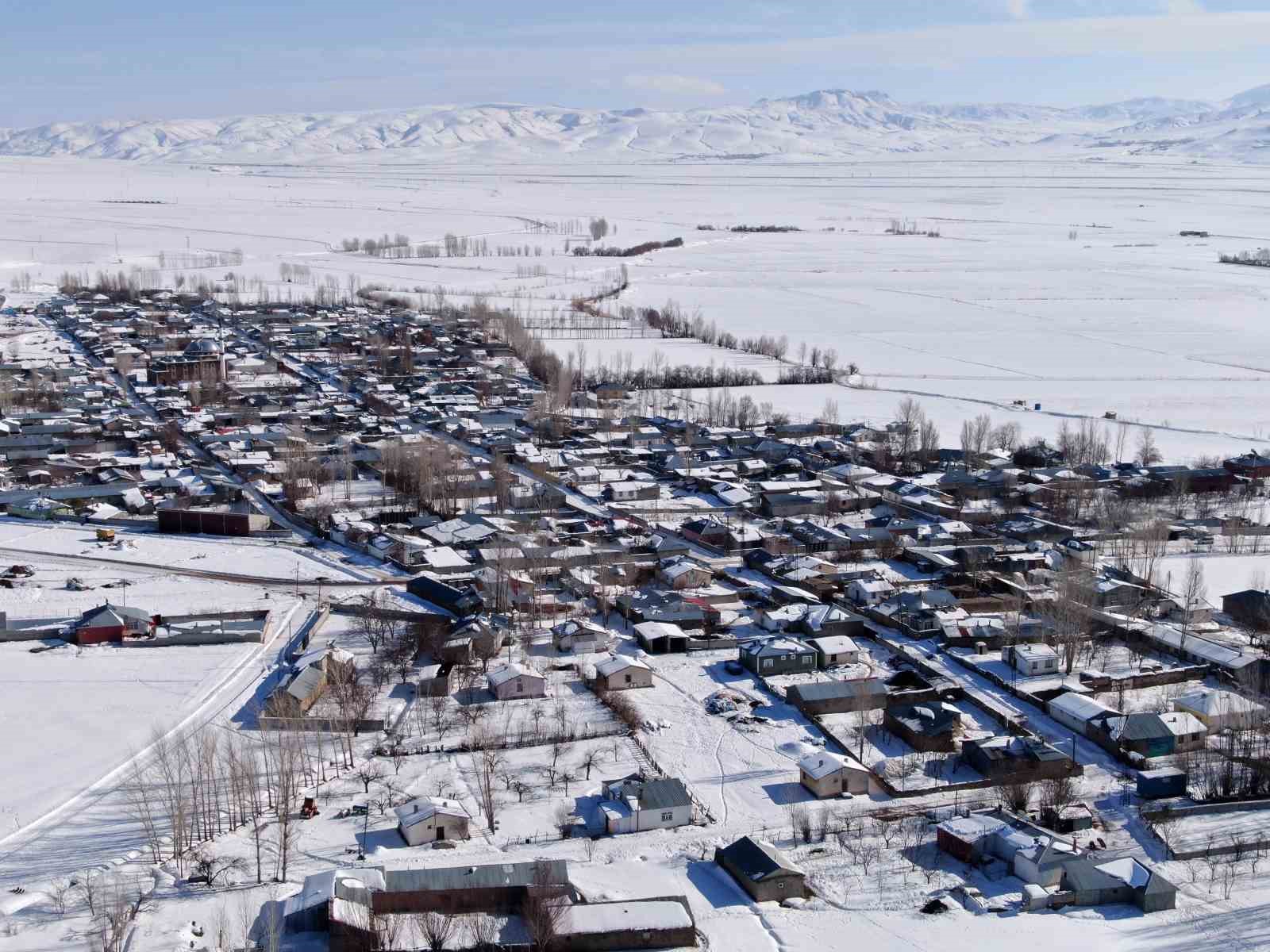 Van’da beyaz esaret görsel şölene dönüştü: Yerleşim yerleri beyaz gelinliğini giydi 12 vanda beyaz esaret gorsel solene donustu yerlesim yerleri beyaz gelinligini giydi 8 LR6OuJ6W