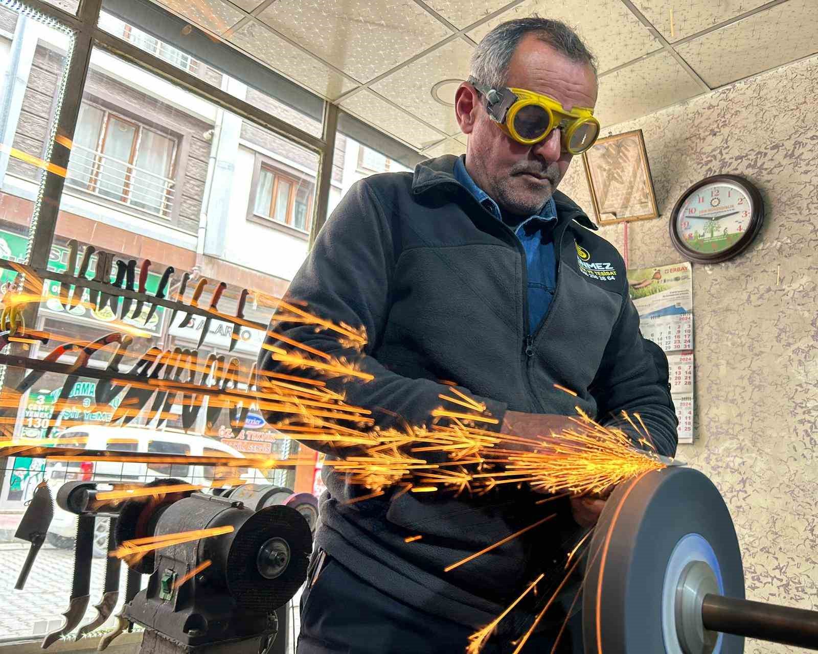 vanda bicak bileme ustalarinin yogun bayram mesaisi 0 heBeGOIc