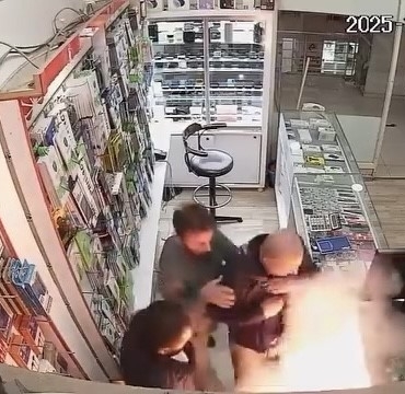 vanda-cep-telefonu-bataryasi-bomba-gibi-patladi-gJd98S5u.jpg