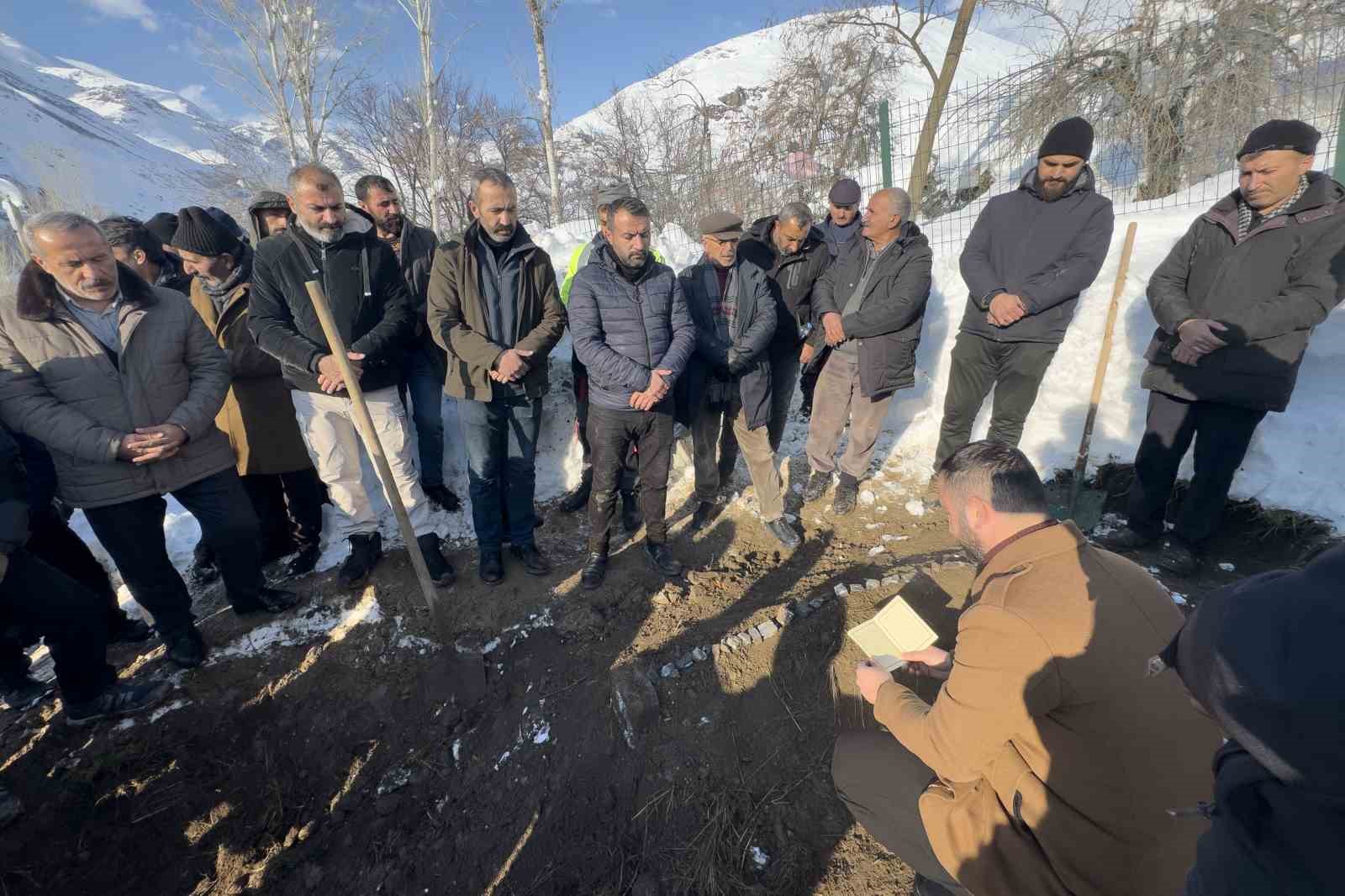 vanda cig felaketinde hayatini kaybeden kadin son yolculuguna ugurlandi 6 trgegbGa