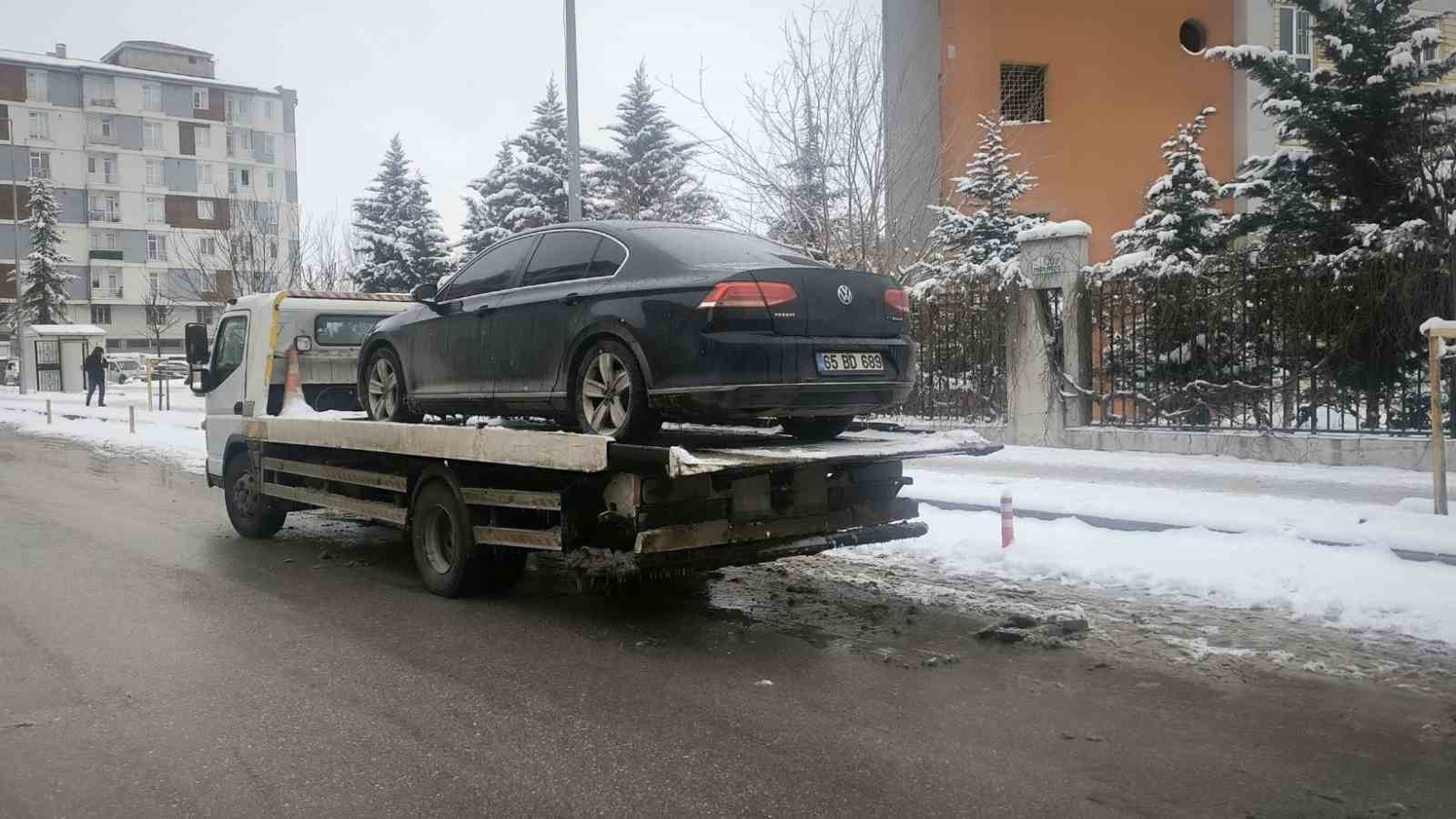 vanda dem partili belediye baskaninin resmi aracina haciz 0 qPJ7Aw63
