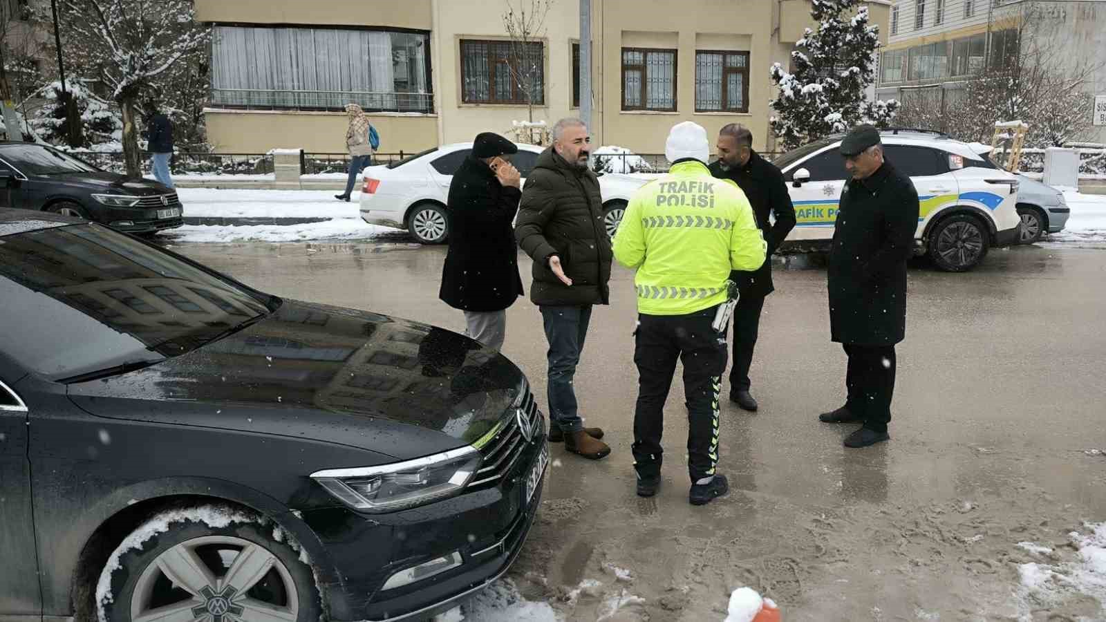 vanda dem partili belediye baskaninin resmi aracina haciz 2 V457KctL