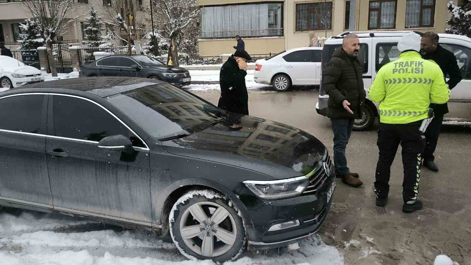 vanda dem partili belediye baskaninin resmi aracina haciz 3 NpyshL85