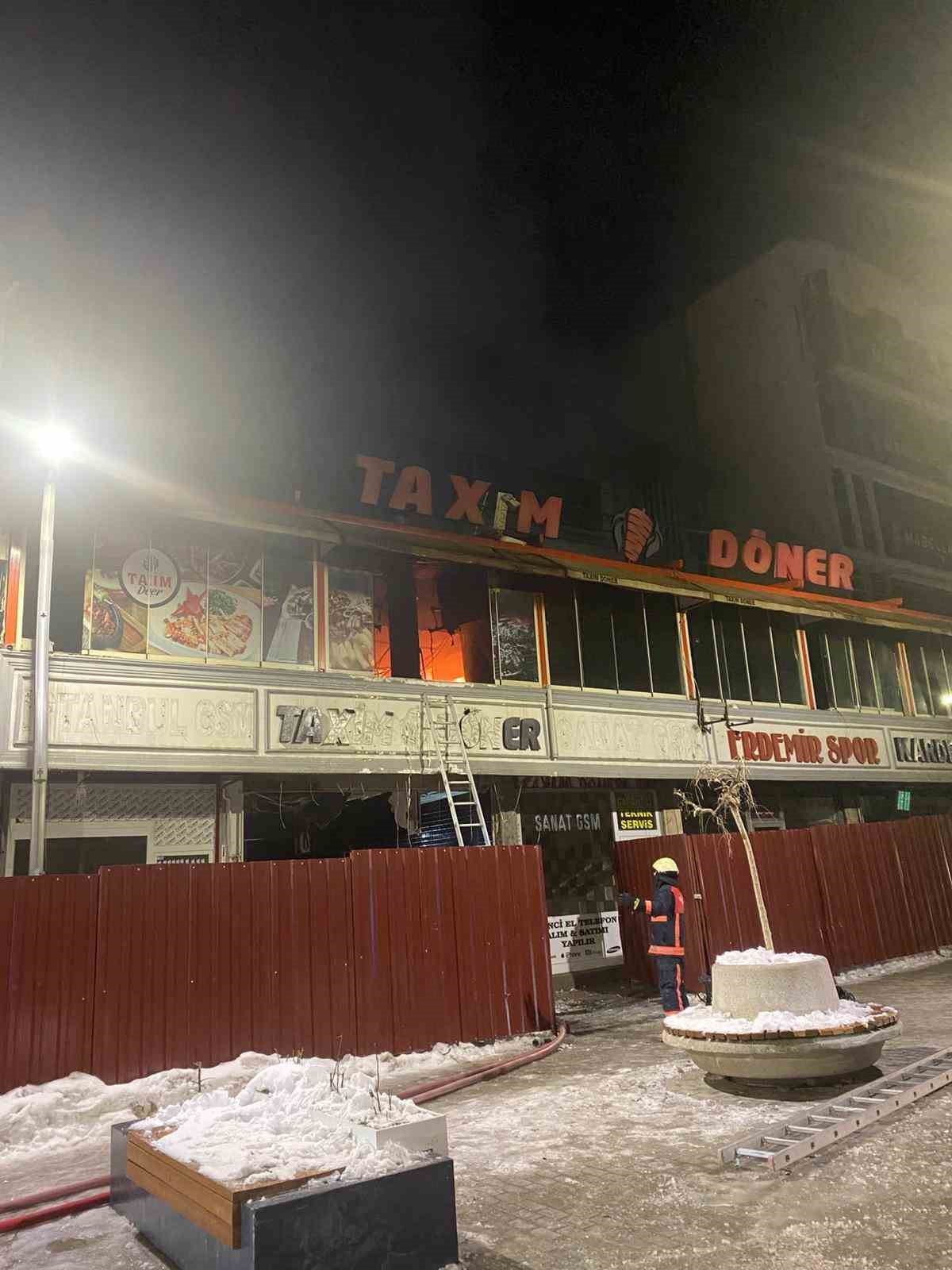 Van’da dönerci dükkanında korkutan yangın 4 vanda donerci dukkaninda korkutan yangin 0 ZUmYYZPI
