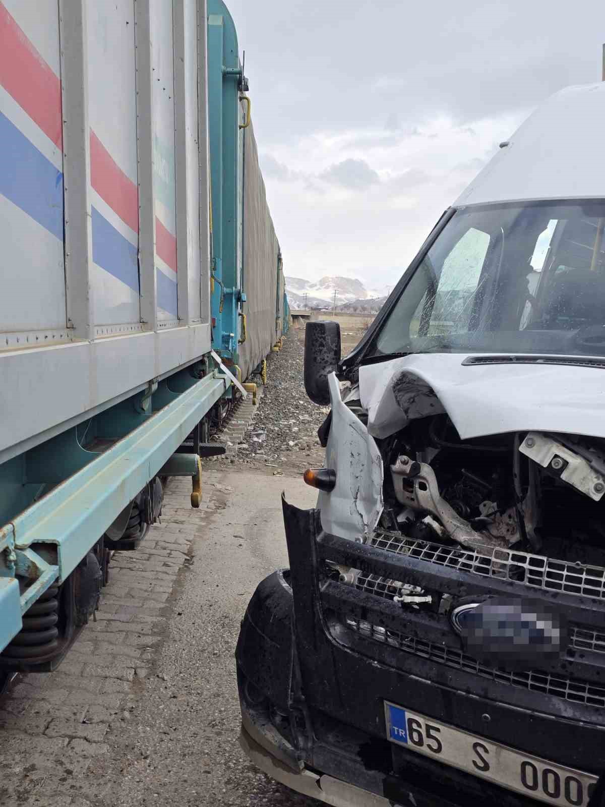 vanda faciadan donuldu tren ile okul servisi carpisti 0 pG2v7w1G