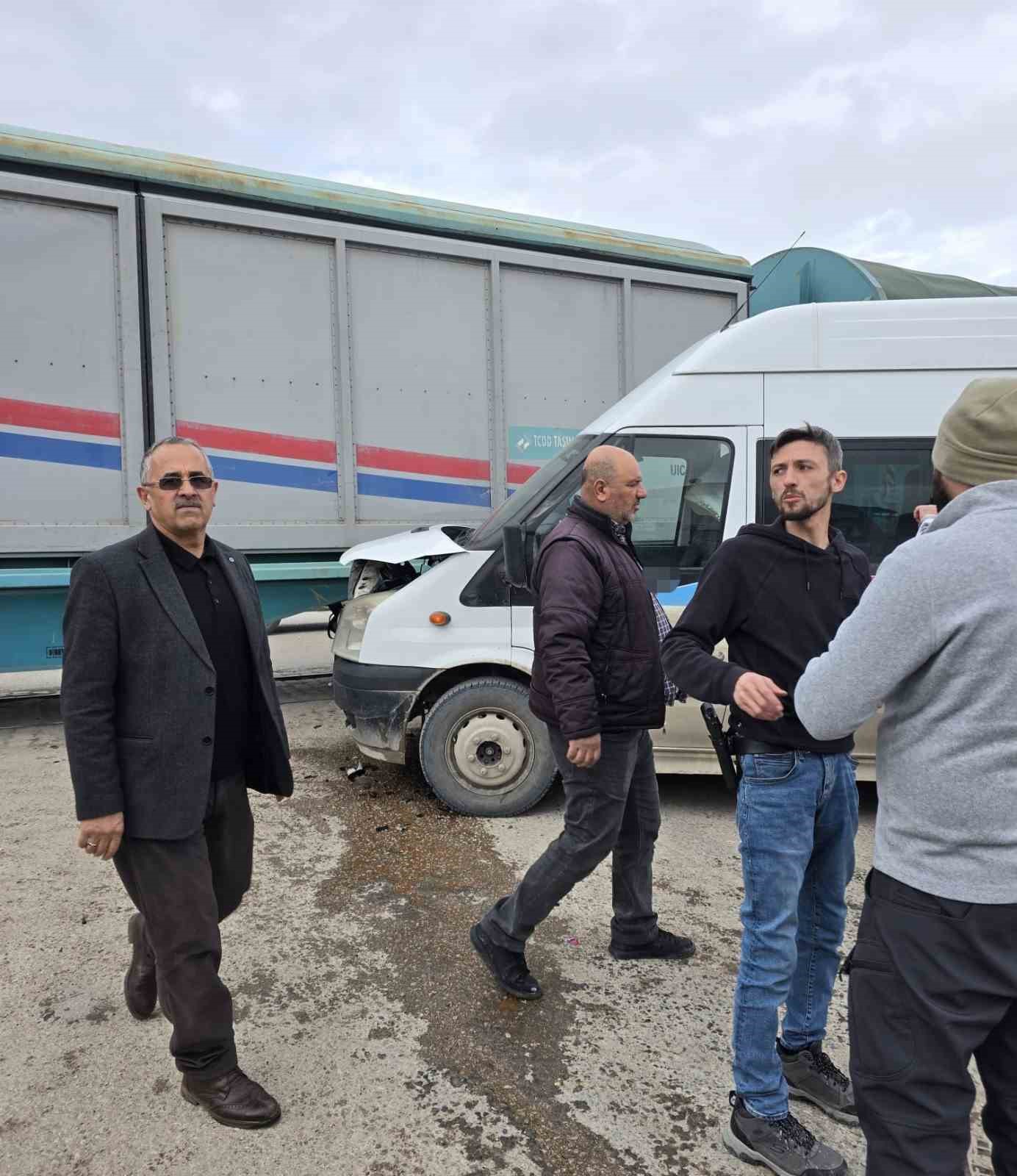 vanda faciadan donuldu tren ile okul servisi carpisti 1 SgGJUEsR