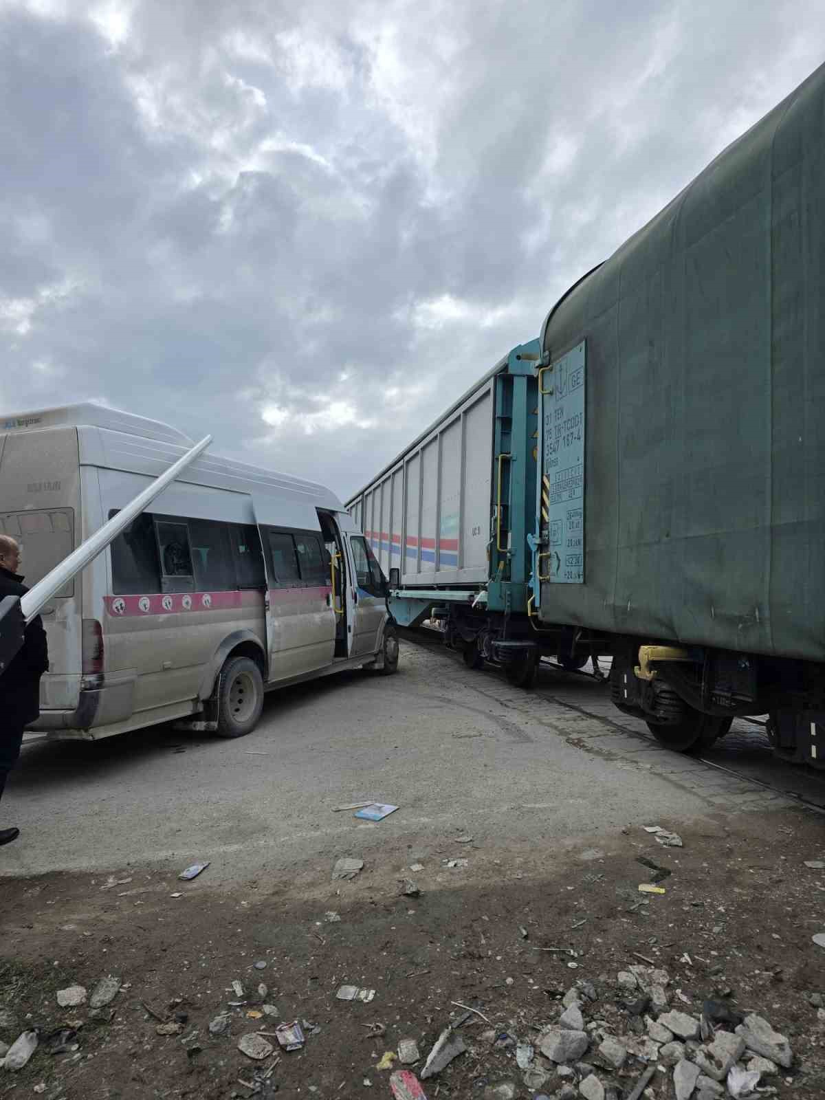 vanda faciadan donuldu tren ile okul servisi carpisti 2