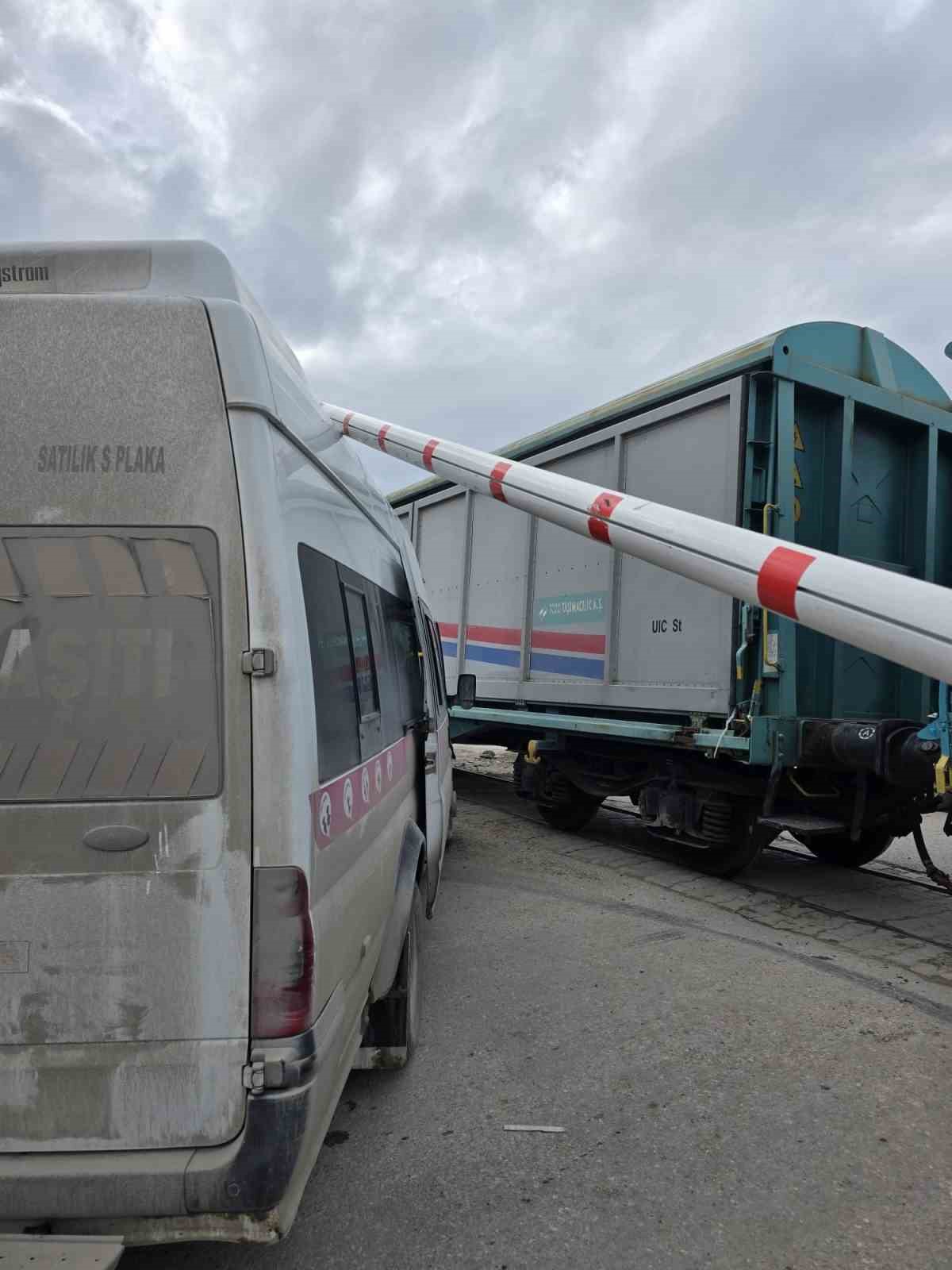 vanda faciadan donuldu tren ile okul servisi carpisti 3 XbBpH85G
