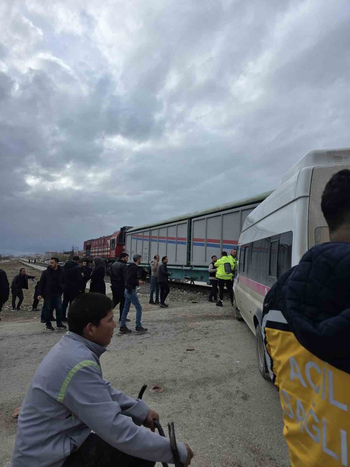 vanda faciadan donuldu tren ile okul servisi carpisti 4 YL3XzBDc