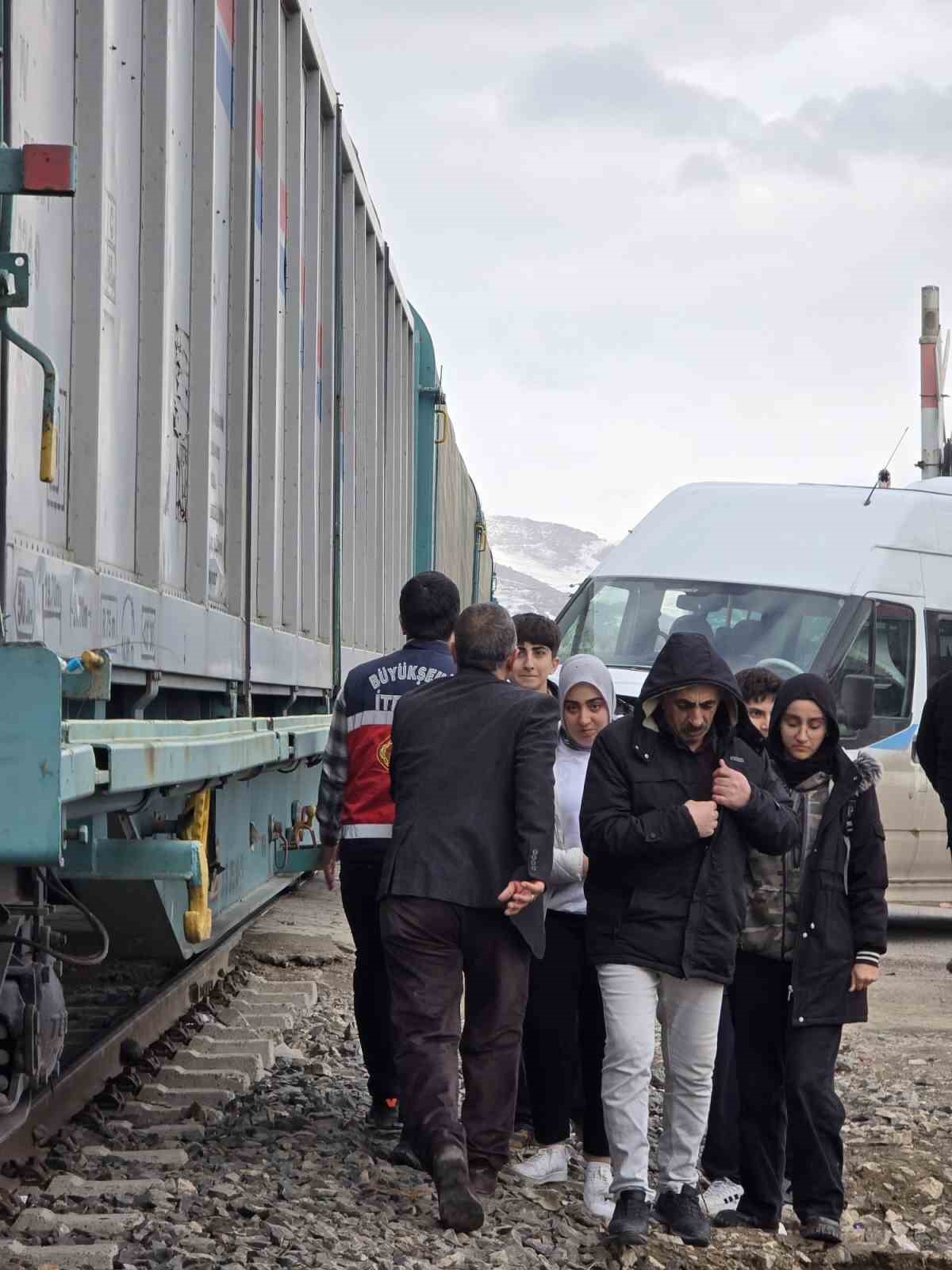 vanda faciadan donuldu tren ile okul servisi carpisti 5 fhTghTZN