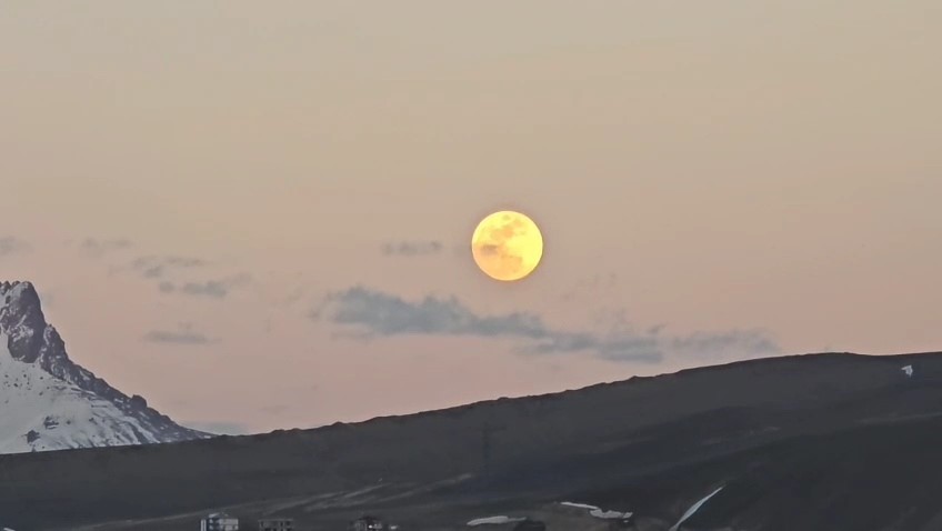 vanda gorsel solen pembe dolunay erek dagindan yukseldi 2 NdLeqhFe