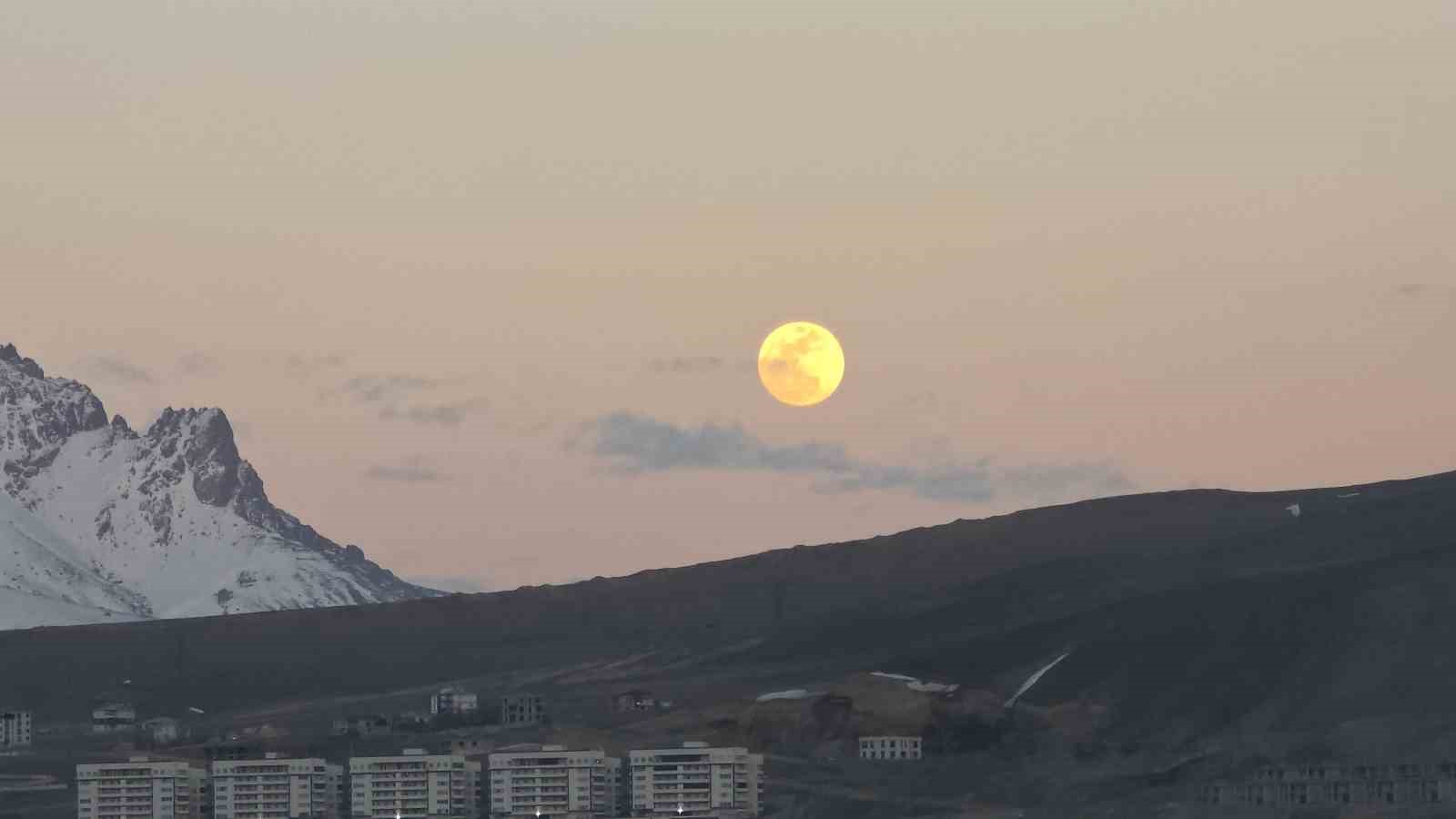 vanda gorsel solen pembe dolunay erek dagindan yukseldi 7 UiQrNqLR