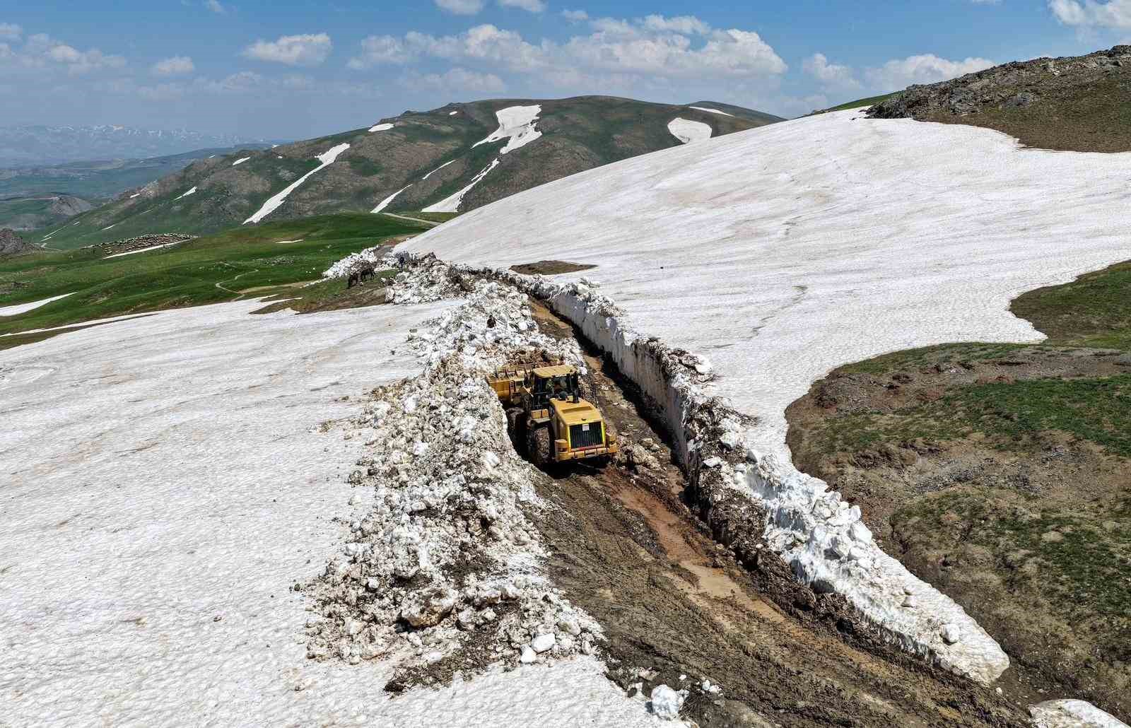 Van’da haziranda 3 metreyi bulan karda yol açma çalışması 5 vanda haziranda 3 metreyi bulan karda yol acma calismasi 1 HVEjKZhD