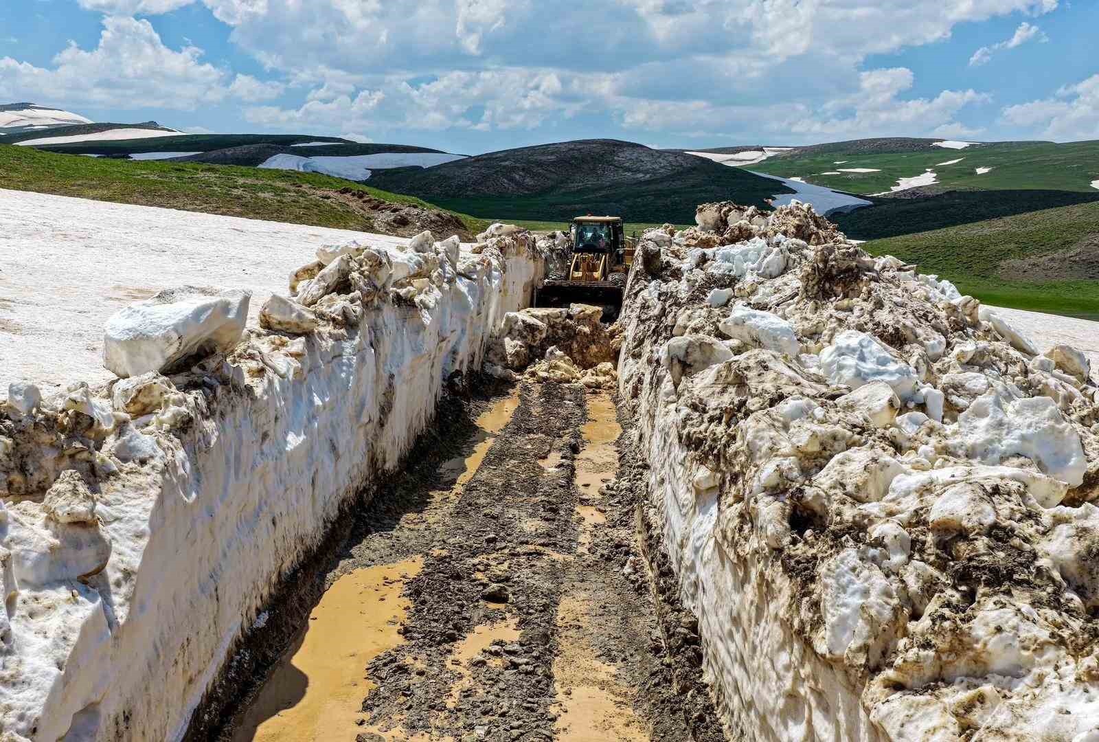 Van’da haziranda 3 metreyi bulan karda yol açma çalışması 6 vanda haziranda 3 metreyi bulan karda yol acma calismasi 2 gT757tVS