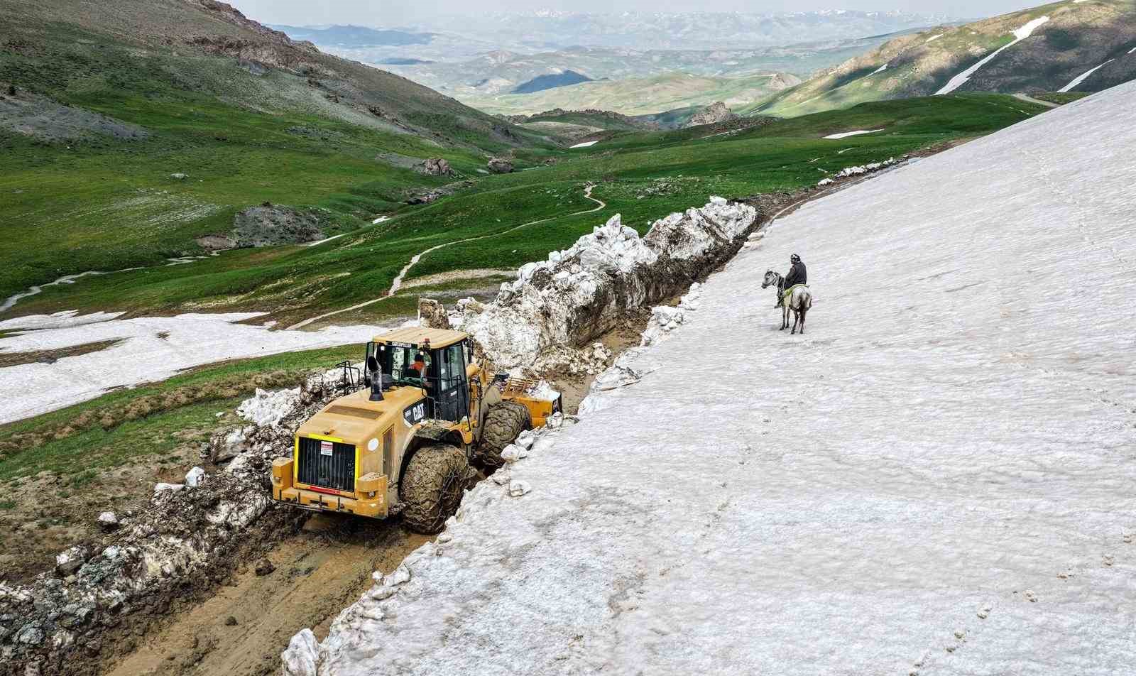 Van’da haziranda 3 metreyi bulan karda yol açma çalışması 7 vanda haziranda 3 metreyi bulan karda yol acma calismasi 3 4MM3kJG6