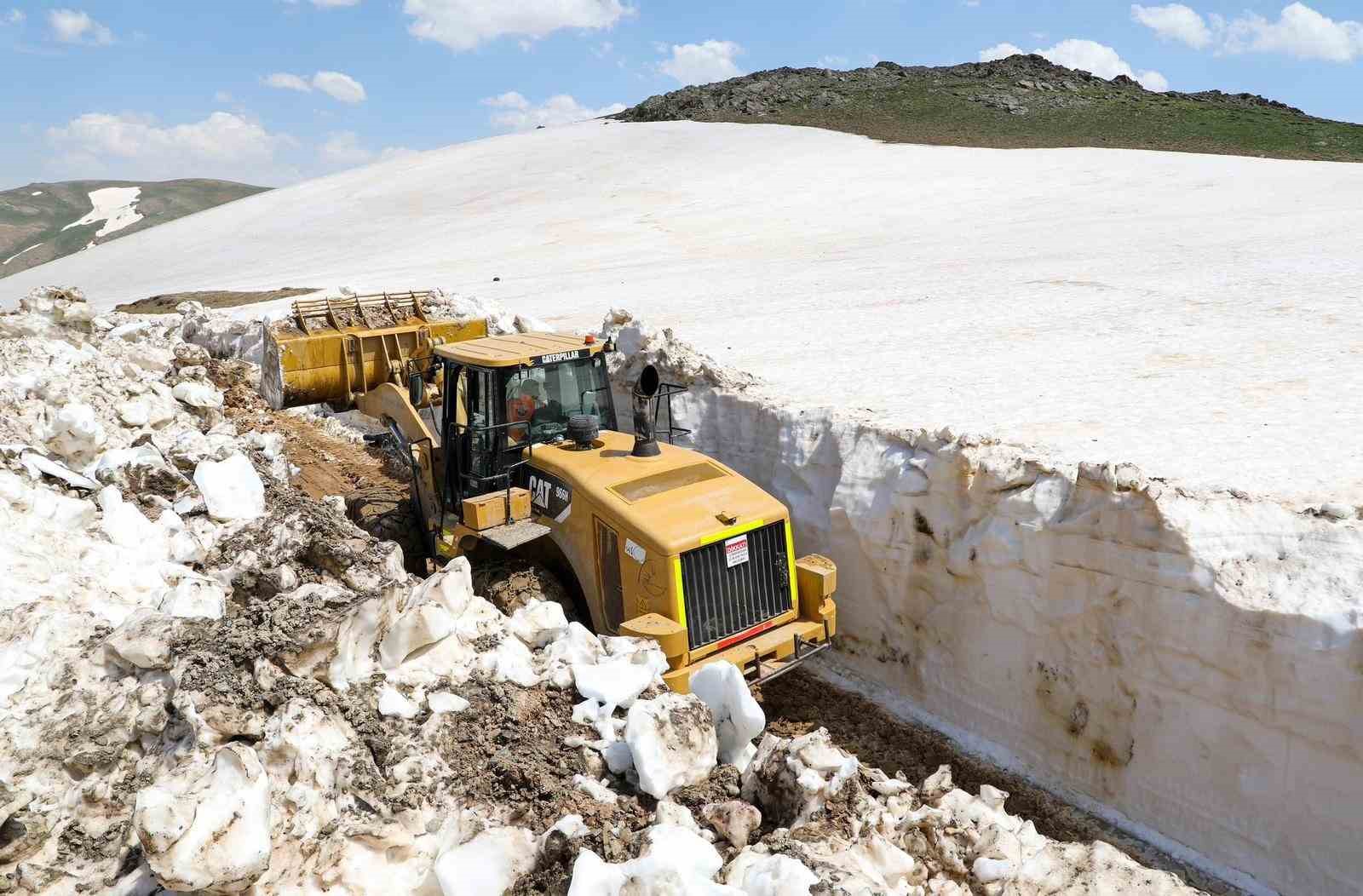 Van’da haziranda 3 metreyi bulan karda yol açma çalışması 8 vanda haziranda 3 metreyi bulan karda yol acma calismasi 4 BMKMhO5H
