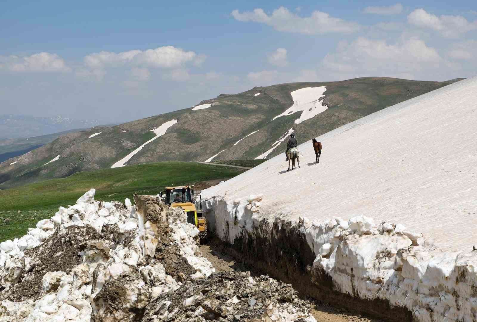 Van’da haziranda 3 metreyi bulan karda yol açma çalışması 9 vanda haziranda 3 metreyi bulan karda yol acma calismasi 5 A9YfuRJP