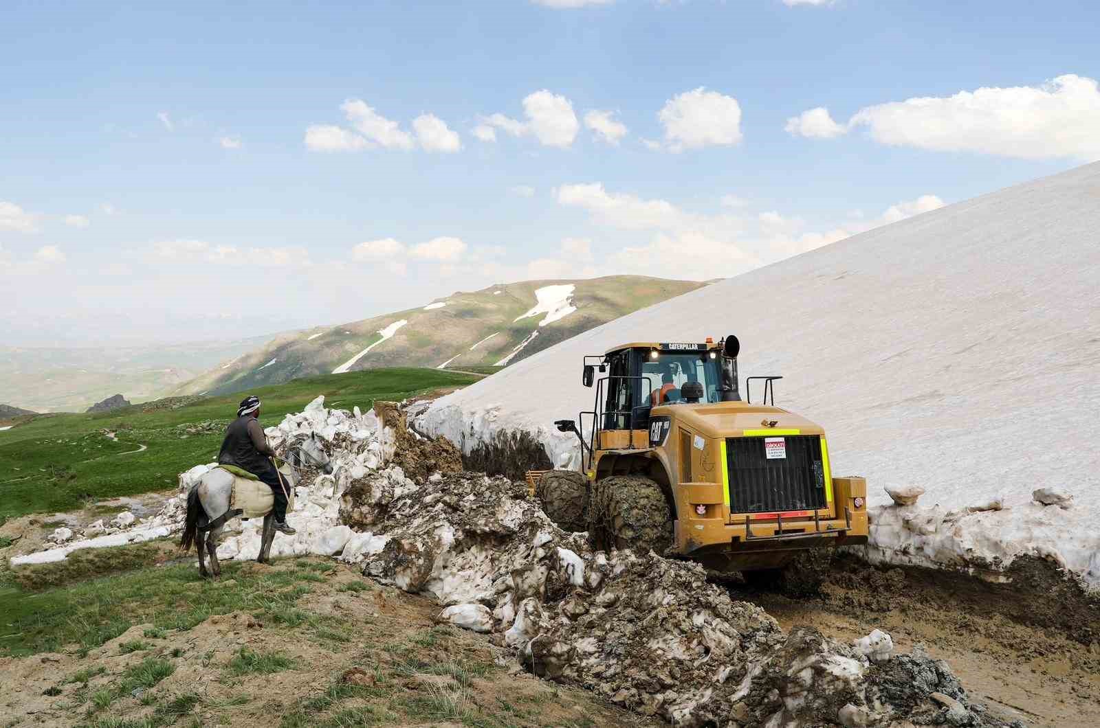Van’da haziranda 3 metreyi bulan karda yol açma çalışması 10 vanda haziranda 3 metreyi bulan karda yol acma calismasi 6 jI6MUsSD
