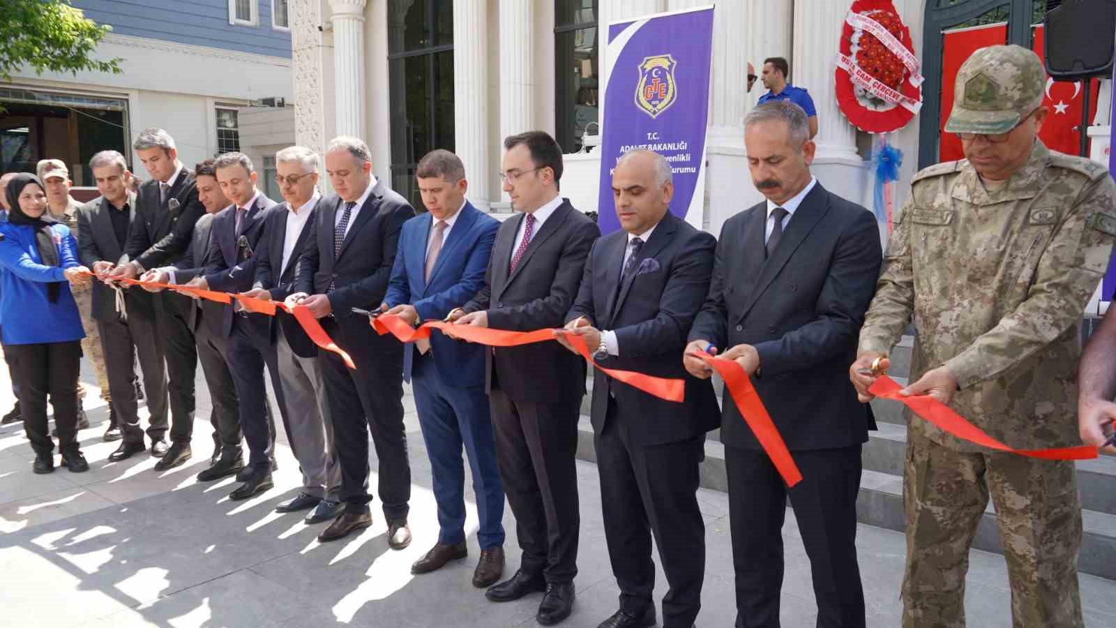 Van’da hükümlü ve tutukluların yaptığı eserler sergilendi 5 vanda hukumlu ve tutuklularin yaptigi eserler sergilendi 1 kD1aZcps