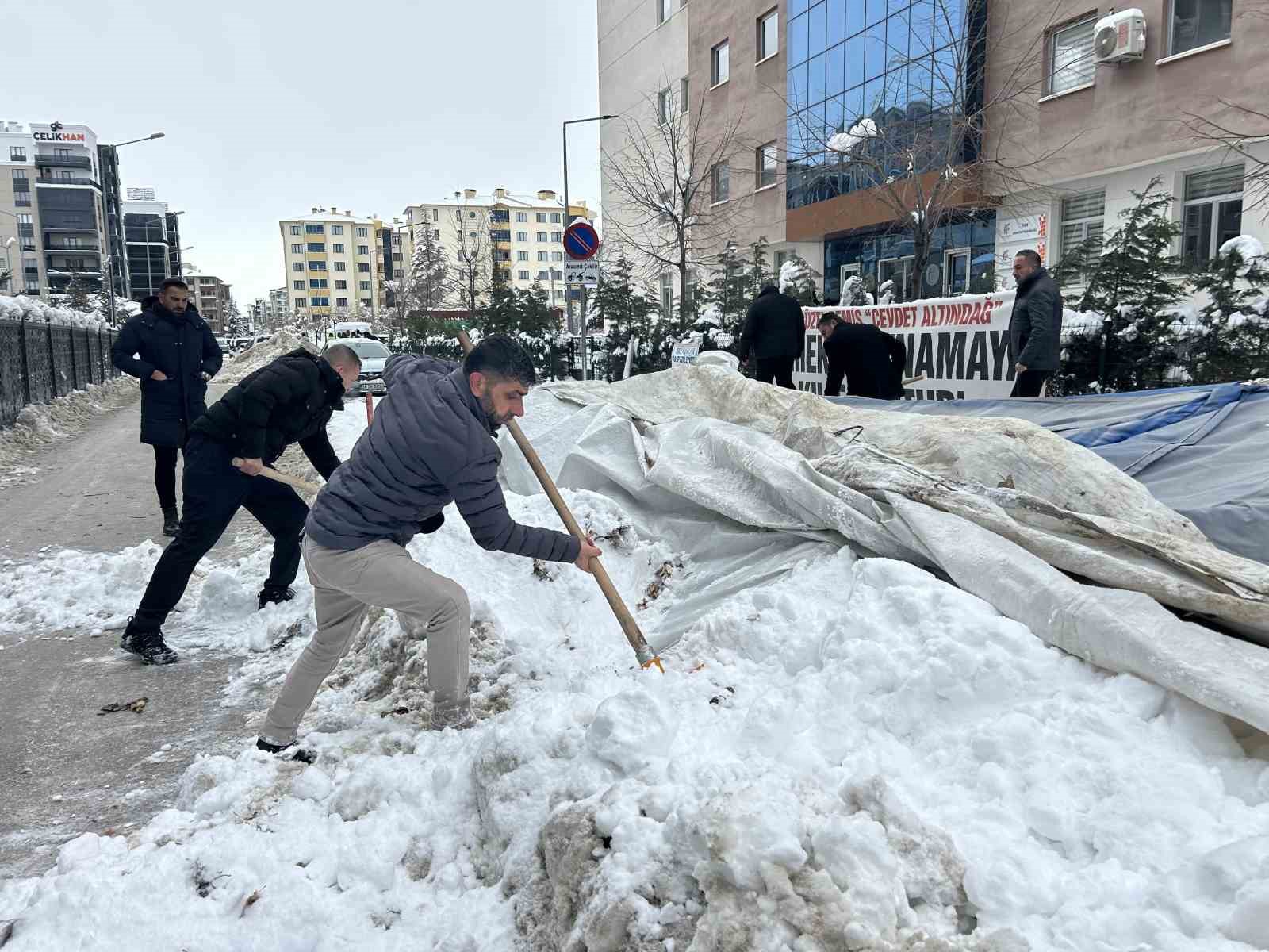 vanda isten cikarilan iscilerin eylem cadiri kar yagisi nedeniyle coktu 0 2vIM8e6K