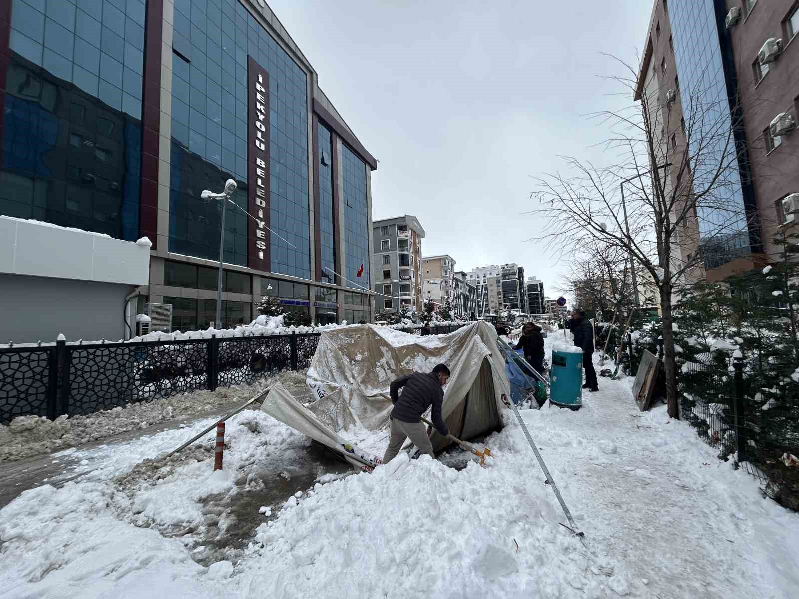 vanda isten cikarilan iscilerin eylem cadiri kar yagisi nedeniyle coktu 1 hqjJLKQH