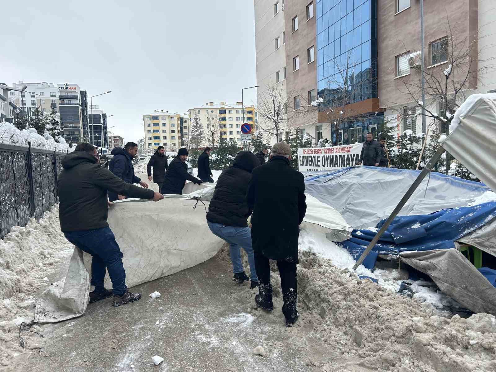 vanda isten cikarilan iscilerin eylem cadiri kar yagisi nedeniyle coktu 2 vKZ9ZGOE