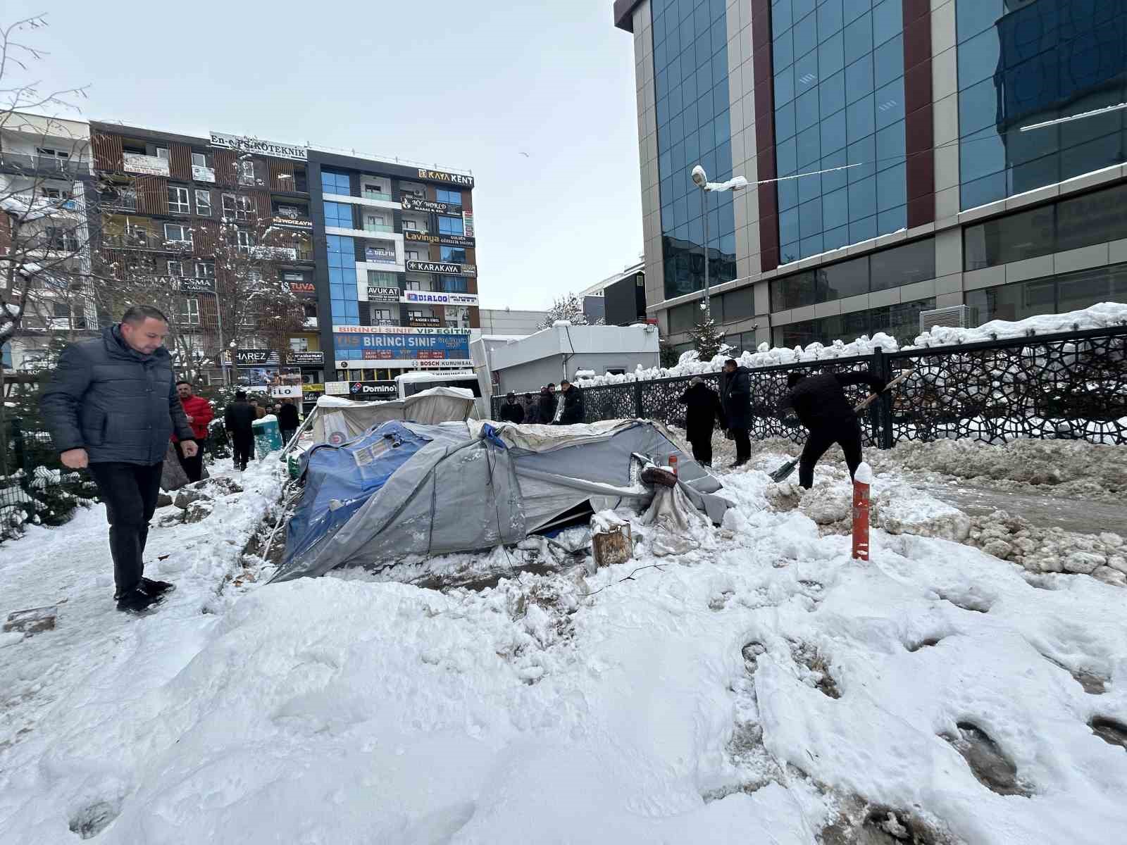 vanda isten cikarilan iscilerin eylem cadiri kar yagisi nedeniyle coktu 3 rLTcGdS8