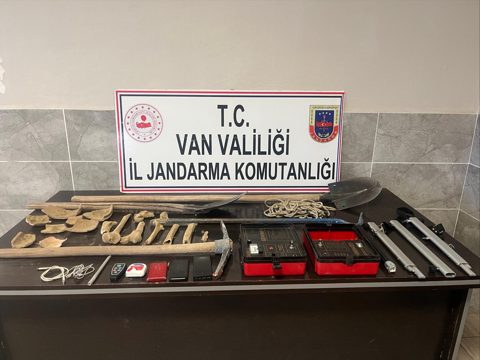 vanda kacak kazi yapan 5 kisi yakalandi kemik parcalari ele gecirildi 0 ivbCGYAV