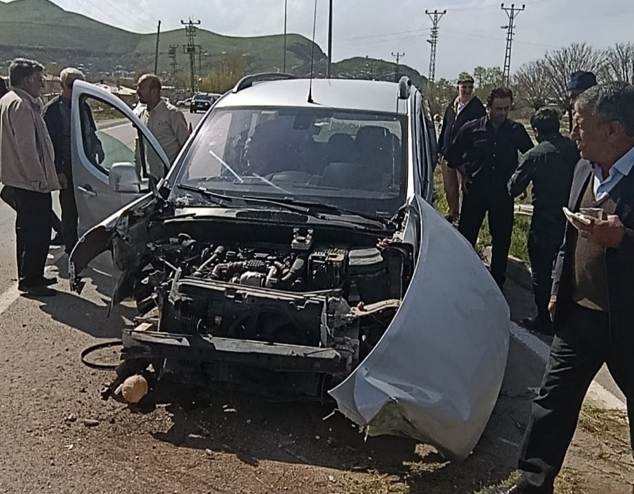 vanda kamyonet aydinlatma diregine carpti 4 yarali 1 wEWLzp54