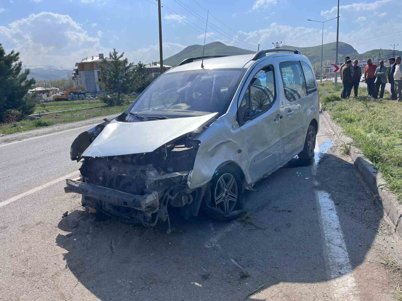 vanda kamyonet aydinlatma diregine carpti 4 yarali 2 kISAnJew
