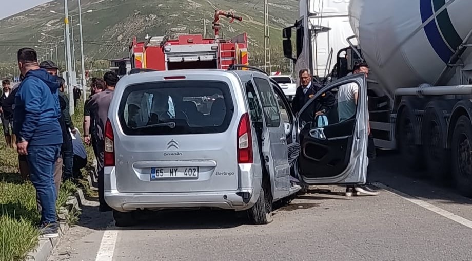 vanda kamyonet aydinlatma diregine carpti 4 yarali 3 6I8ZWHJa