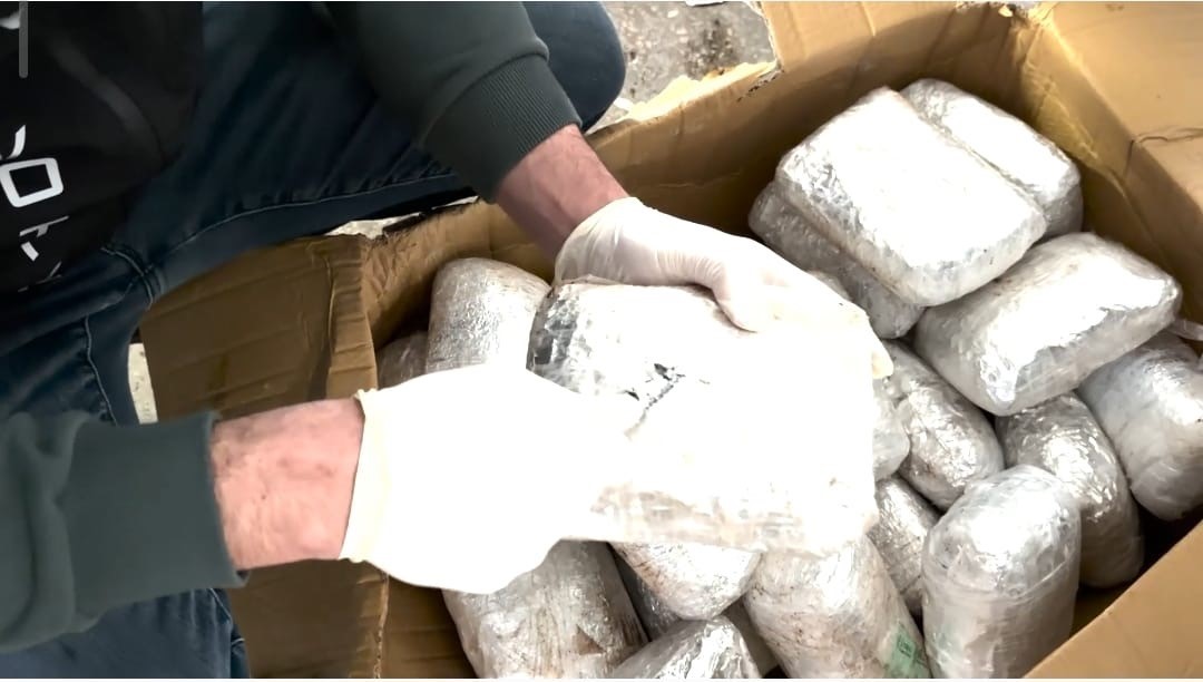 vanda kamyonette 90 kilo uyusturucu ele gecirildi 2 uSFy8CuS