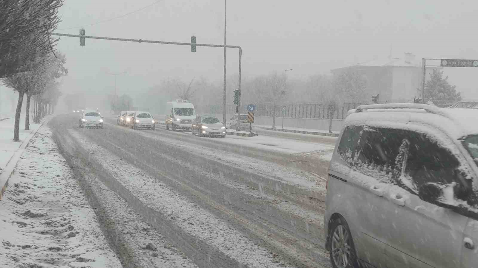 Van’da kar yağışı trafiği olumsuz etkiledi: Maddi hasarlı kazalar meydana geldi 5 vanda kar yagisi trafigi olumsuz etkiledi maddi hasarli kazalar meydana geldi 1 tDH3qL3Z