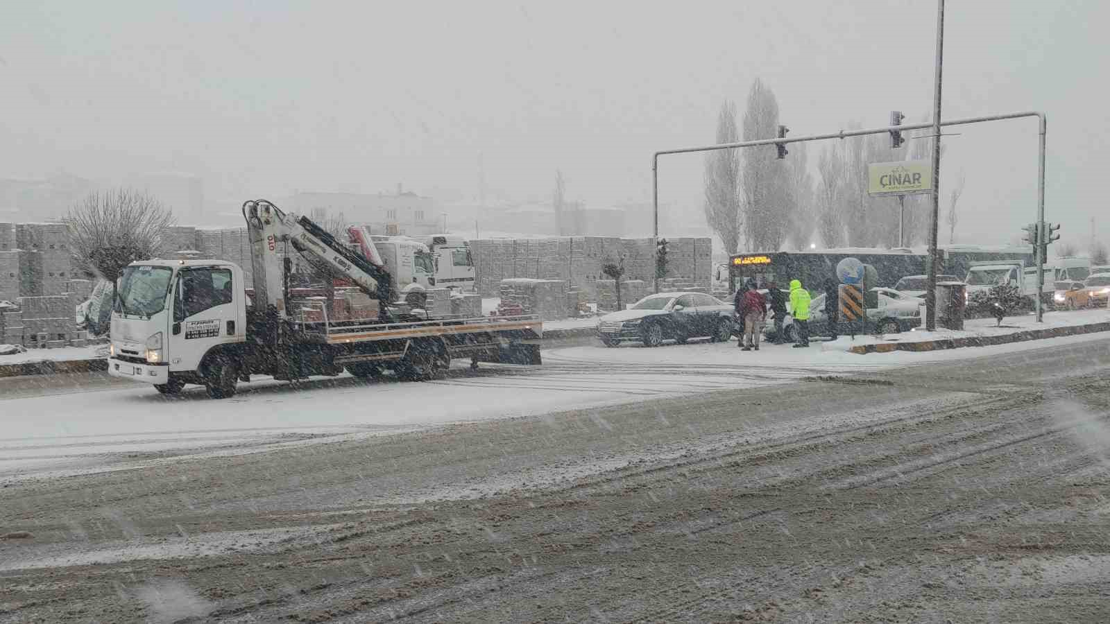 Van’da kar yağışı trafiği olumsuz etkiledi: Maddi hasarlı kazalar meydana geldi 6 vanda kar yagisi trafigi olumsuz etkiledi maddi hasarli kazalar meydana geldi 2 gcRq6Rbu