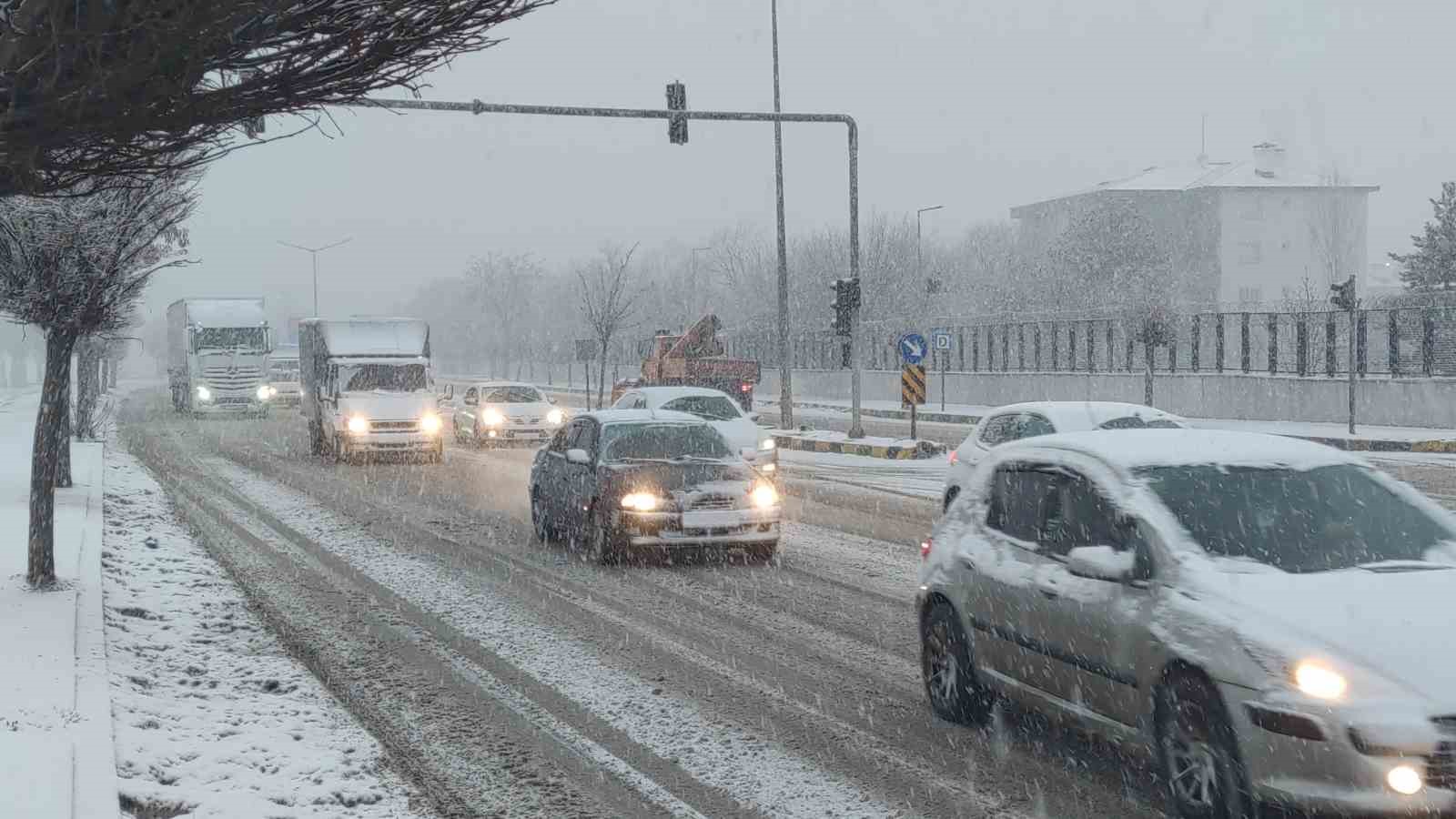 Van’da kar yağışı trafiği olumsuz etkiledi: Maddi hasarlı kazalar meydana geldi 7 vanda kar yagisi trafigi olumsuz etkiledi maddi hasarli kazalar meydana geldi 3 H84iJD7Q