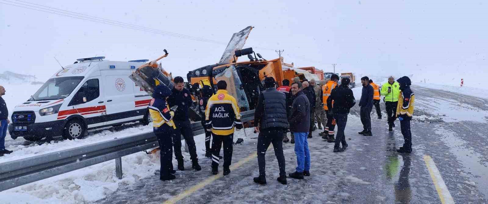 vanda karayollarina ait is makinesi kaza yapti 1 olu 1 agir yarali 2 3V6QCSkg