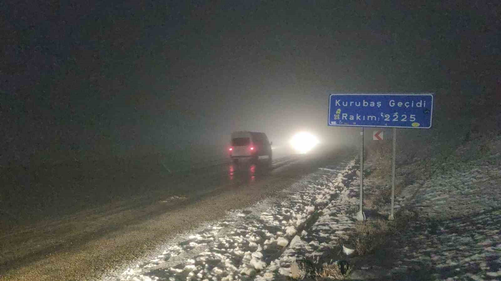 Van’da Kurubaş Geçidi’nde yoğun kar yağışı ve sis etkili oldu 5 vanda kurubas gecidinde yogun kar yagisi ve sis etkili oldu 1 9GSqepES