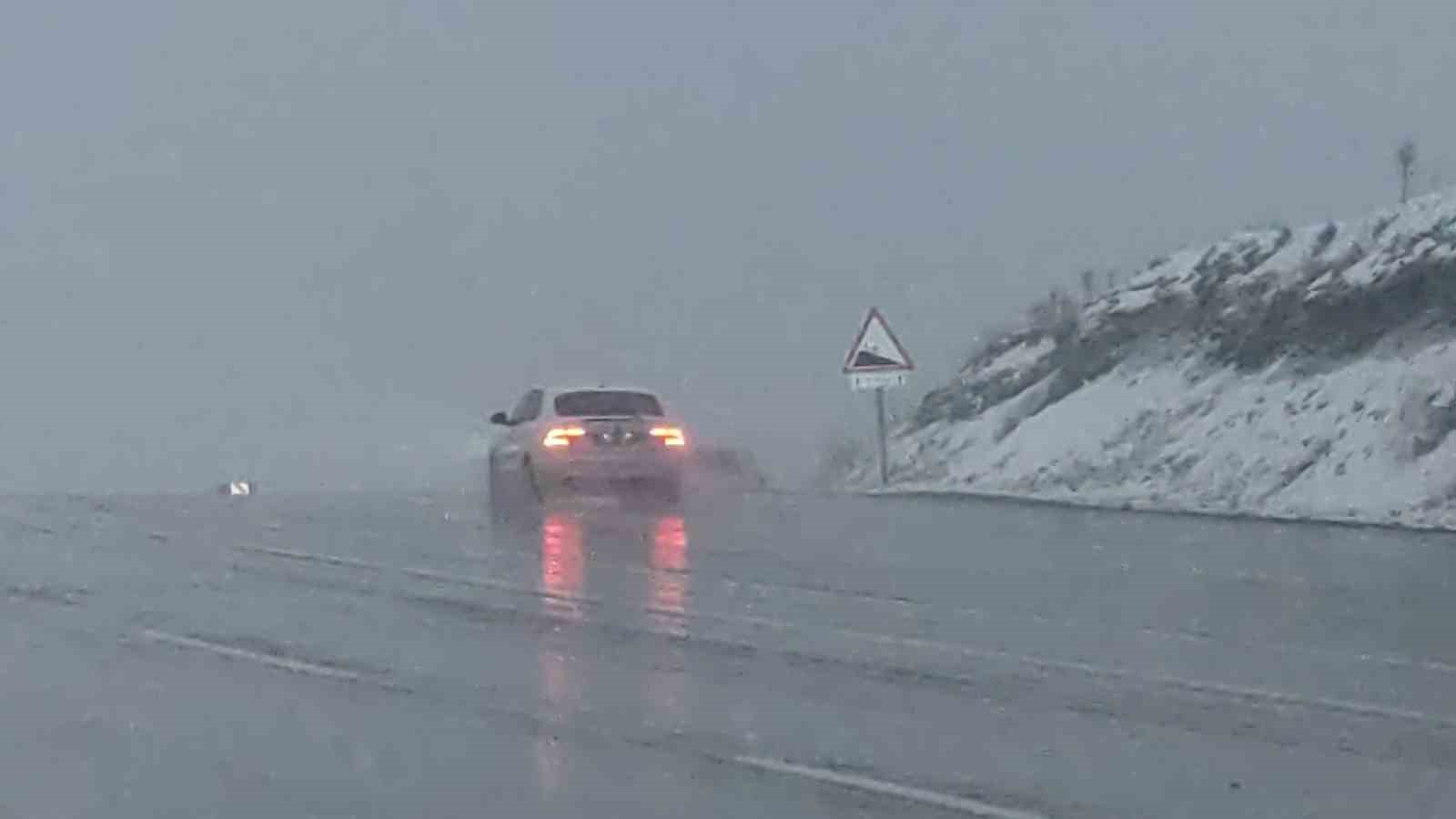 Van’da Kurubaş Geçidi’nde yoğun kar yağışı ve sis etkili oldu 6 vanda kurubas gecidinde yogun kar yagisi ve sis etkili oldu 2 wremKjd1